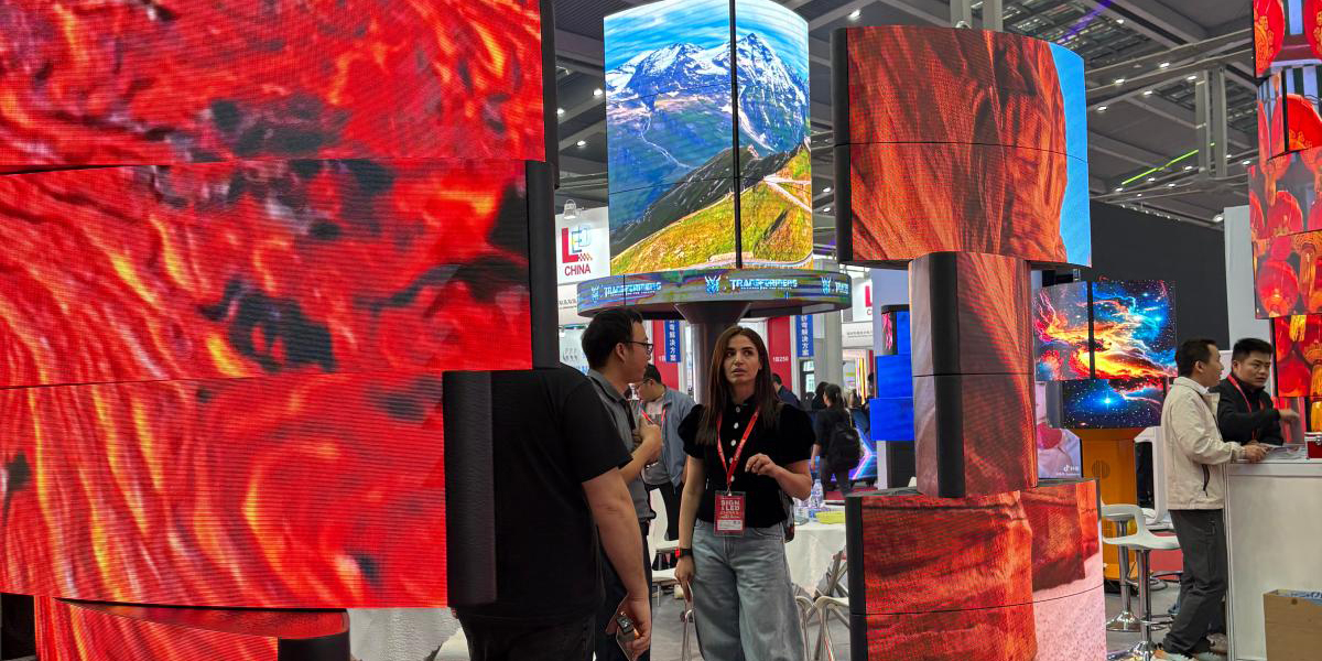 Talk with vistor at ISLE