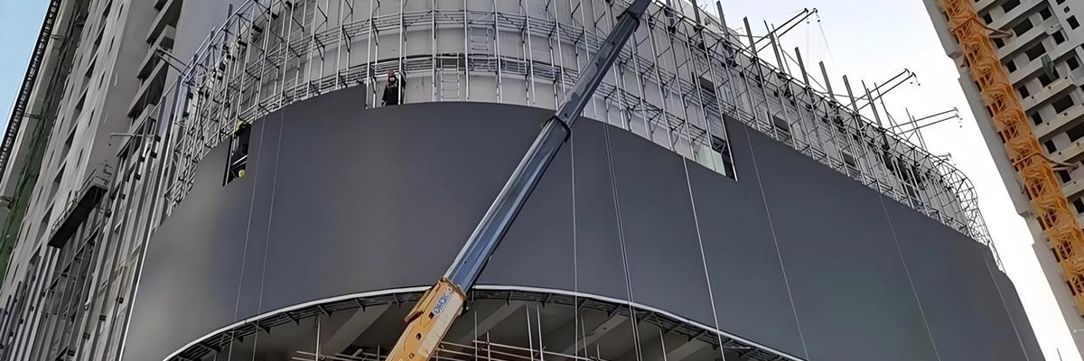 install outdoor giant led display naked 3d led display installtion site